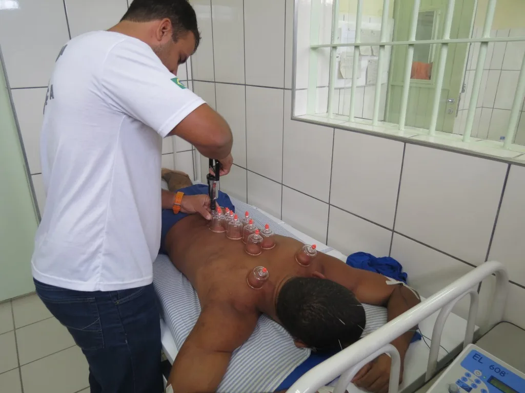 Mordomia! Presos recebem massagens e acupuntura em presídio de Linhares