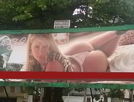 Outdoor com publicidade de garota de programa é recolocado após polêmica em Vila Velha