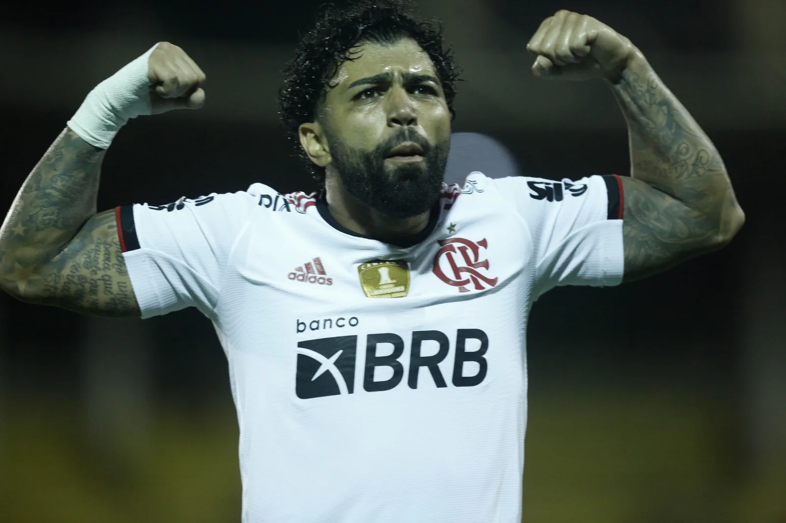 Gabigol erra pênalti, se redime com dois gols e Flamengo volta ao topo no Carioca