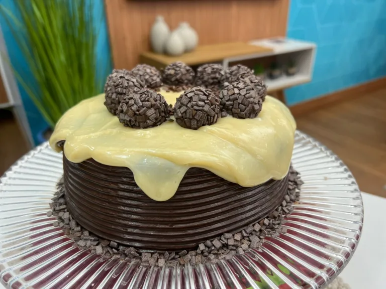 Aprenda a fazer um bolo de brigadeiro super fácil!