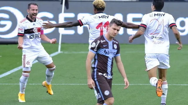 Flamengo goleia o Corinthians por 5 a 1 e assume liderança do Brasileiro