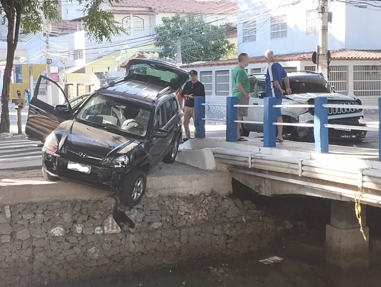 VÍDEO | Carro quase cai em valão depois de bater em outro veículo em Vila Velha