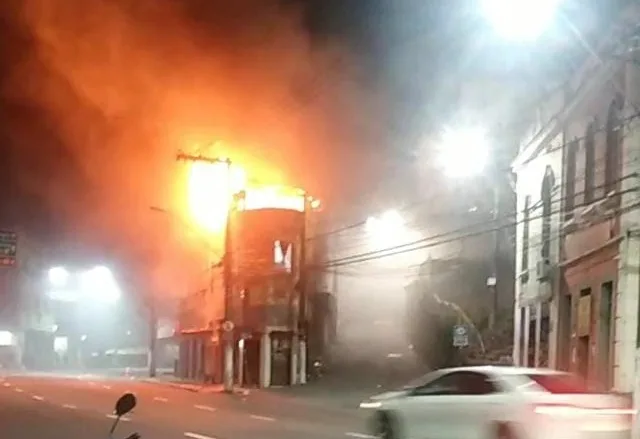 Idoso fica desabrigado após incêndio em prédio na Vila Rubim