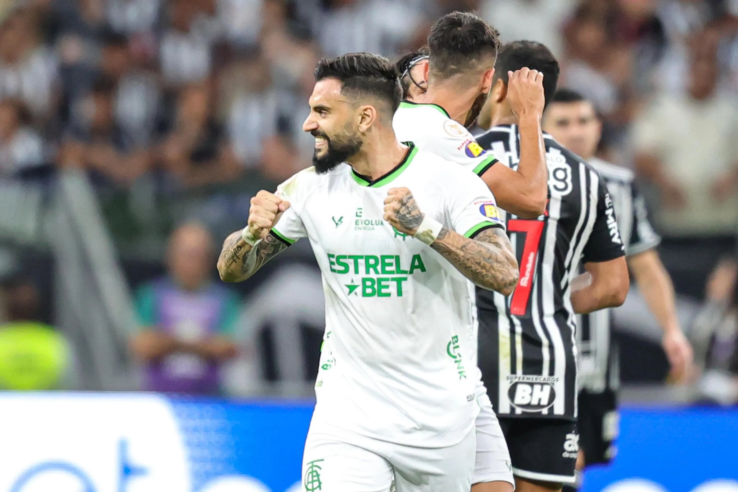 Com Felipão e Hulk expulsos, o Atlético-MG vacila e cede empate ao América-MG