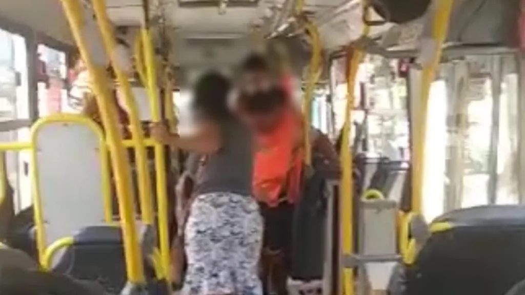 Homens brigam dentro de ônibus do Transcol e causam transtorno; veja o vídeo