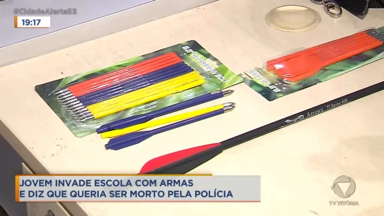 Jovem invade escola e ameaça alunos e professores