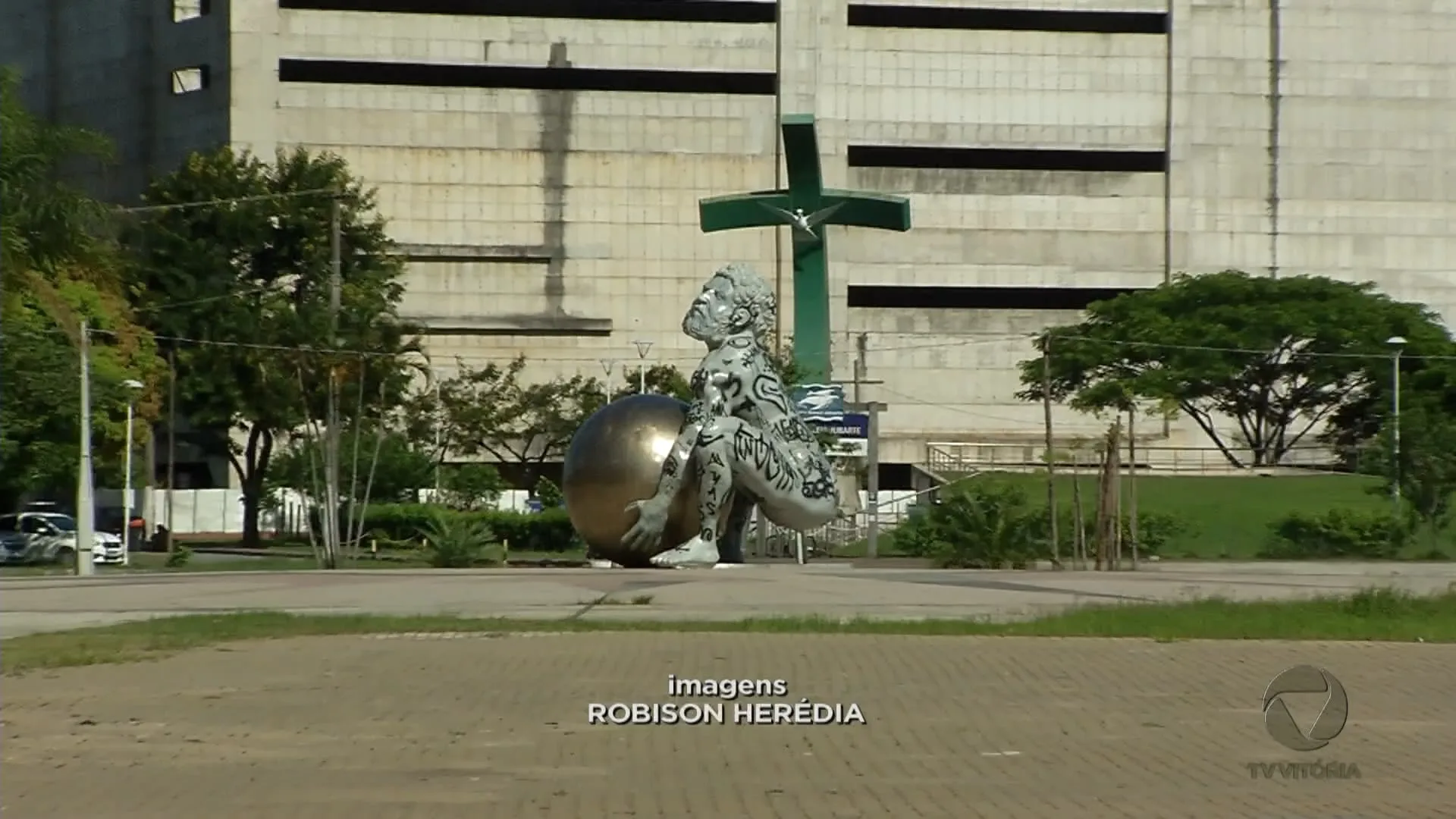 Nova escultura chama atenção de capixabas na Praça do Papa