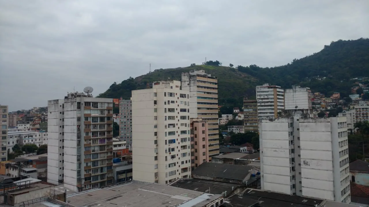 Céu nublado e possibilidade de chuva neste sábado; confira a previsão do tempo!