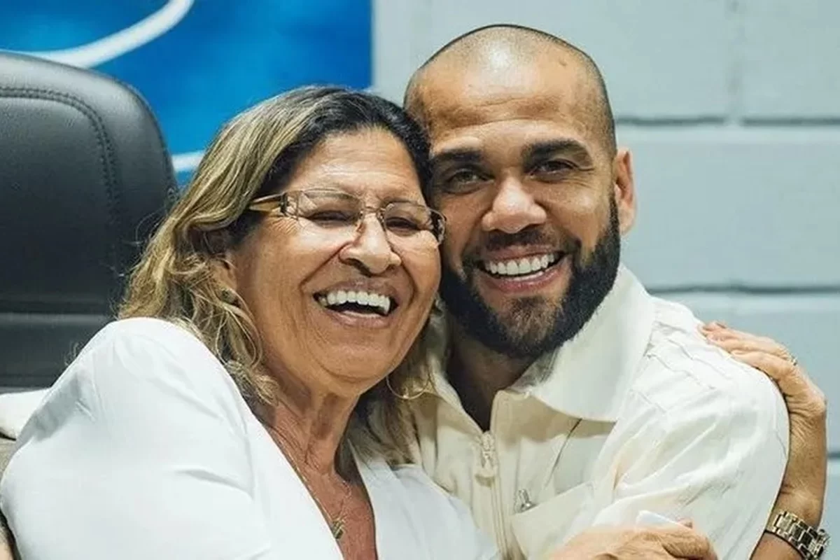 Mulher que acusa Daniel Alves de estupro irá processar mãe do jogador