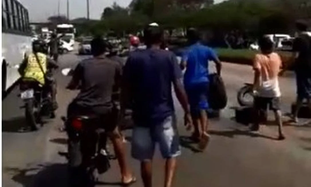 Protesto fecha Avenida Brasil após homem ser morto em ação da PM no Rio