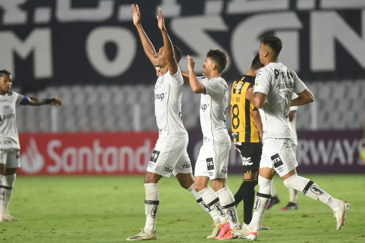 Com interino, Santos goleia time boliviano na Libertadores e reage na temporada