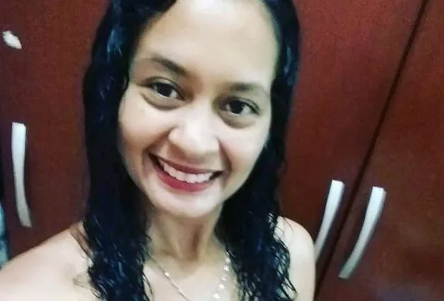 Mulher assassinada a tiros na frente da filha de 4 anos é sepultada em Cariacica