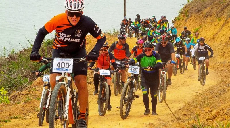 Ciclistas participam de desafio de 170 km em três praias de Linhares