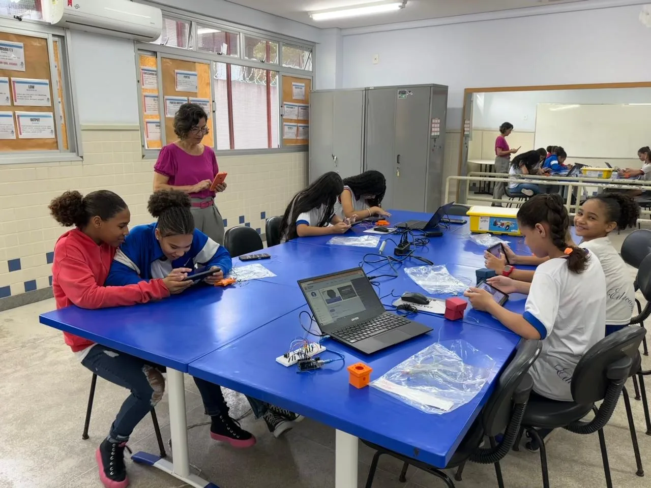 Aulas de robótica melhoram aprendizado de alunos em escolas de Vitória