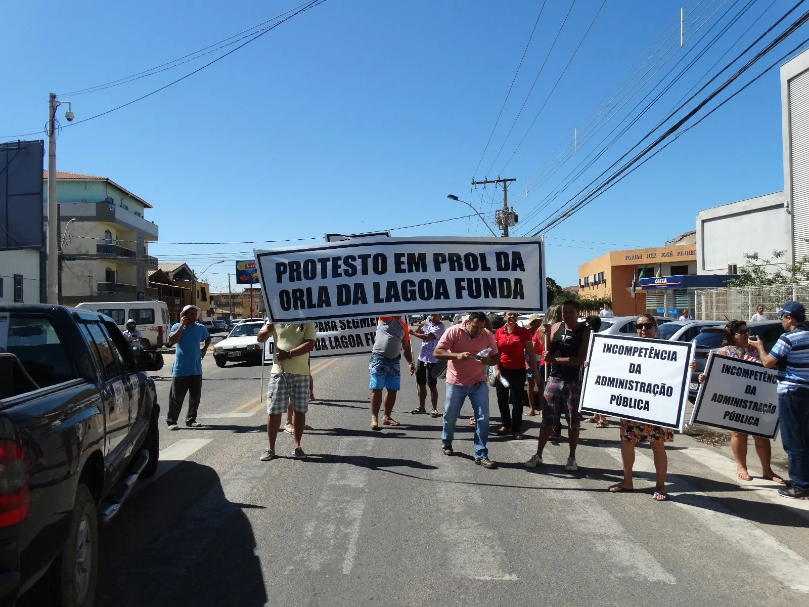 Moradores vão às ruas contra paralisação de obra na Lagoa Funda em Marataízes