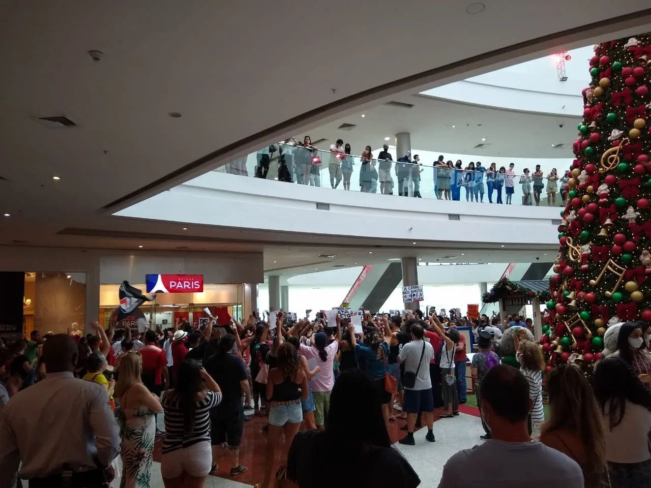 Loja do Carrefour é alvo de protesto em Vila Velha após morte de homem negro em Porto Alegre