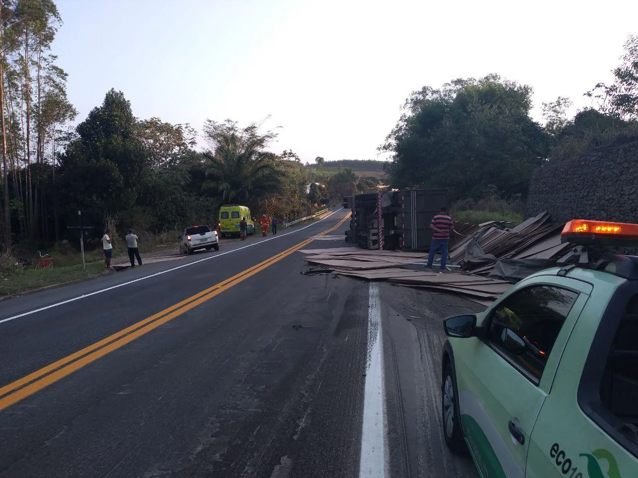 Depois de carreta tombar, vias são liberadas na BR 101, em Aracruz