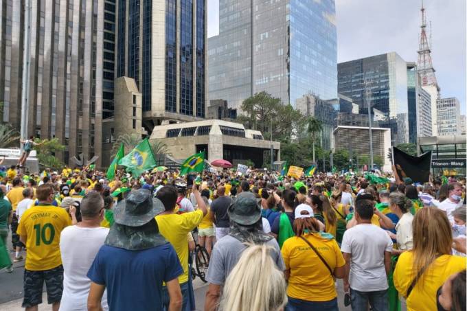 Grupo sem máscara e pró-Bolsonaro protesta contra Doria na Avenida Paulista