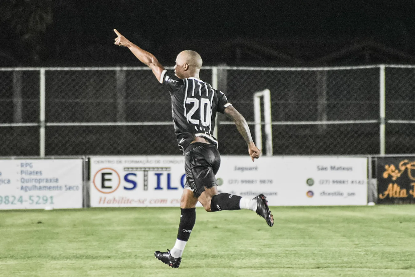 Edinho brilha e Rio Branco dorme na liderança do Capixabão