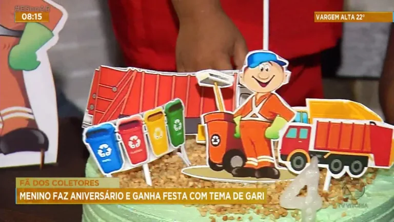 Menino faz aniversário e ganha festa com tema de gari