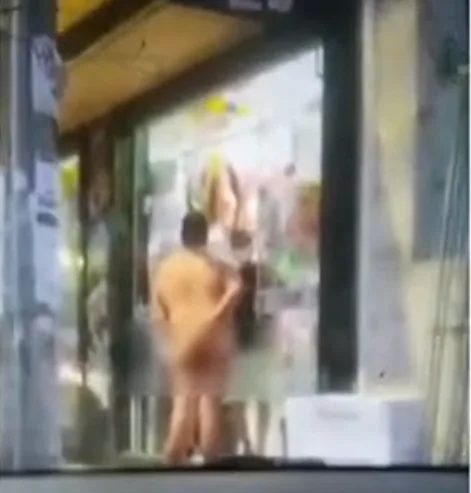 VÍDEO | Homem aparece pelado em loja após beber e não pagar a conta