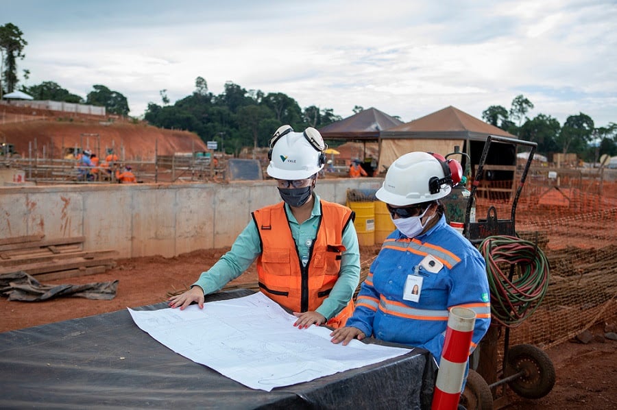 Parauapebas, Pará, (PA), Brasil, 27/11/2020 - Projeto Gelado. Na foto, a empregada da Vale Juliana Cunha Silva (uniforme verde) e Sonia Marcia Souza dos Santos (camisa azul, empresa CBM). Foto: Ricardo TelesParauapebas, Pará, (PA), Brazil, 11/27/2020 - Gelado Project. In the photo, Vale engineer Juliana Cunha Silva (orange vest) and Sonia Marcia Souza dos Santos, from CBM company. Photo: Ricardo Teles