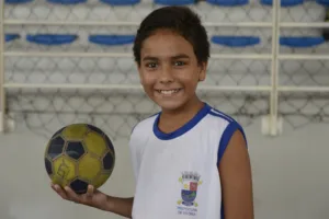 Sorriso largo com a vitória. Enzo Nascimento agora vai reforçar o treinamento e ajudar seu time a buscar vaga no Estadual. (Foto: André Sobral)