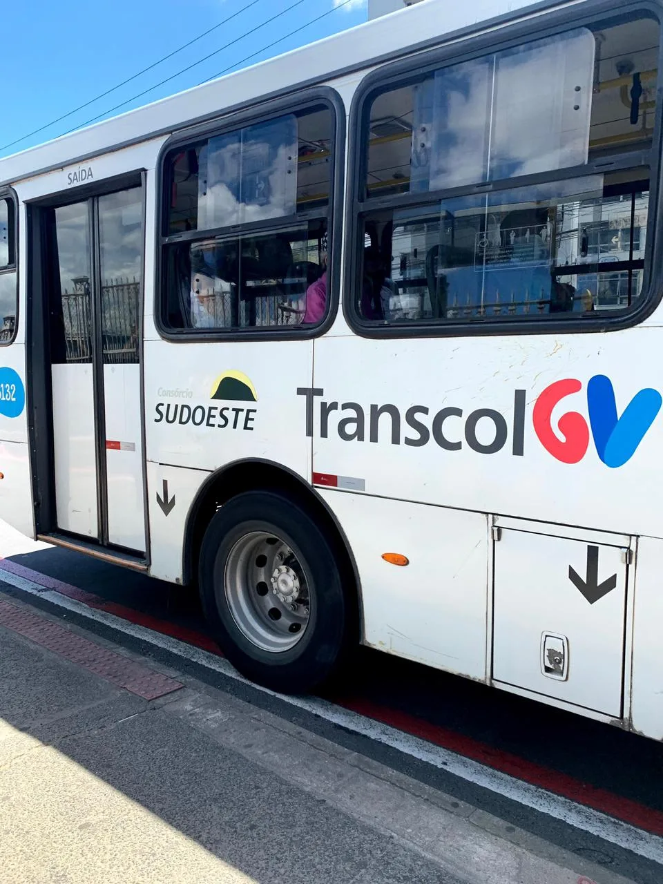 Mulher é agredida após se recusar a entregar bolsa durante assalto a ônibus na Serra