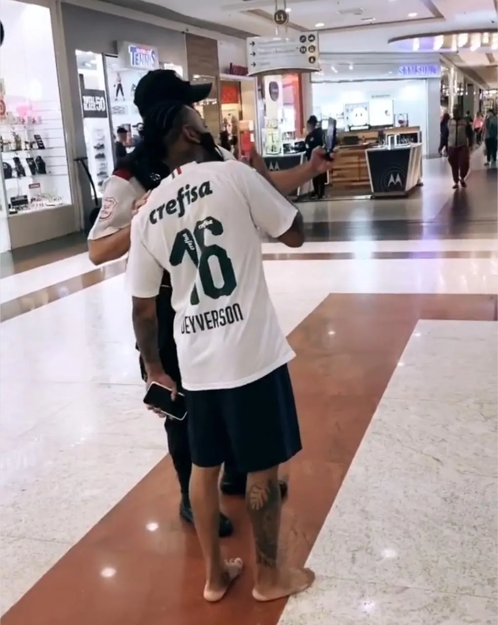 Nego do Borel tira dia para ir em shopping e é flagrado pelos amigos andando descalço