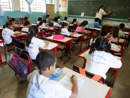 EDUCAÇÃO 20 SETE BARRAS 24/03/2008 VIDA &/ EDUCAÇÃO/SETE BARRAS TEM MELHOR DESEMPENHOS NO IDEB, na foto alunos da escola municipal de ensino fundamental prof. Dorival da Costa a rede de ensino da cidade esta em 37ª lugar na avaliação do Índice de Desenvolvimento da Educação Básica (Ideb) FOTO ANTONIO MILENA/AE