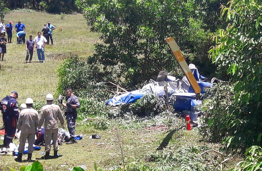 VÍDEO | Duas pessoas morrem após queda de helicóptero em Vila Velha