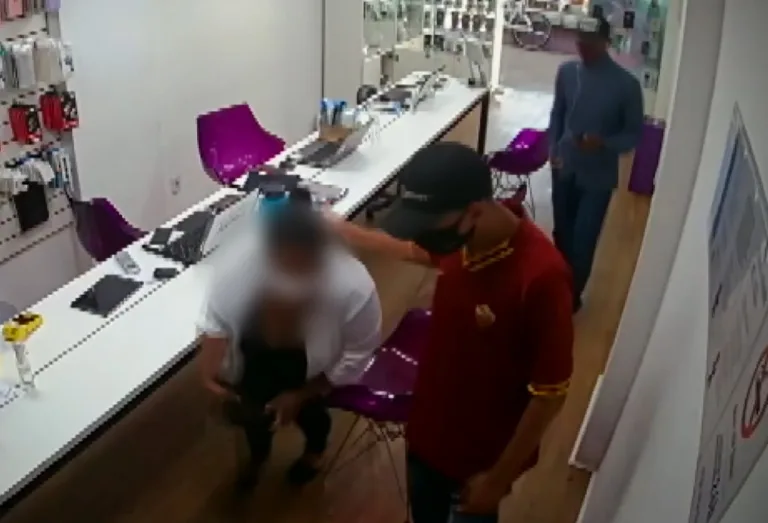 VÍDEO | Criminosos rendem funcionários em loja de celular e roubam R$ 30 mil em mercadoria