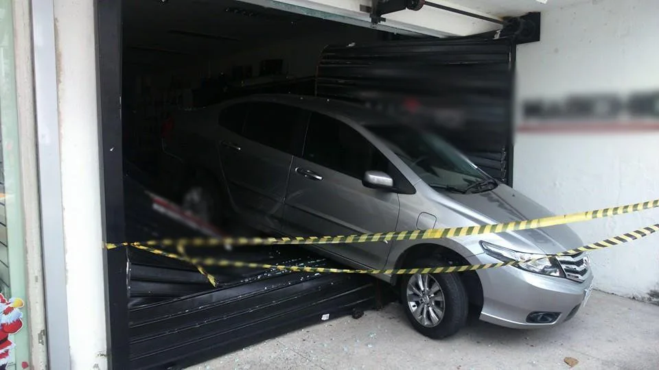 Motorista perde controle de direção e carro invade loja na Praia do Canto