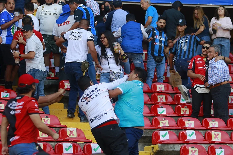 Briga generalizada em estádio no México deixa 22 feridos e Federação cancela rodada