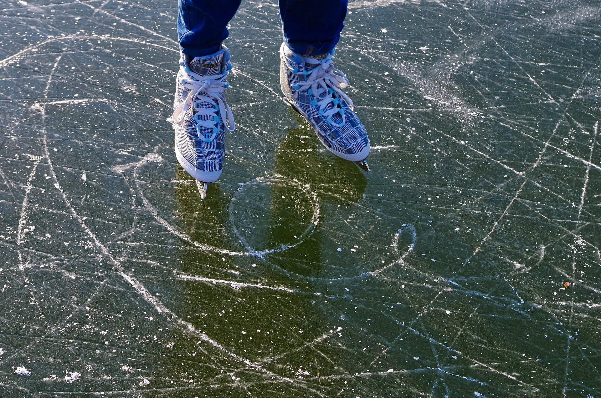 Justiça nega indenização para criança que se cortou ao patinar no gelo no ES