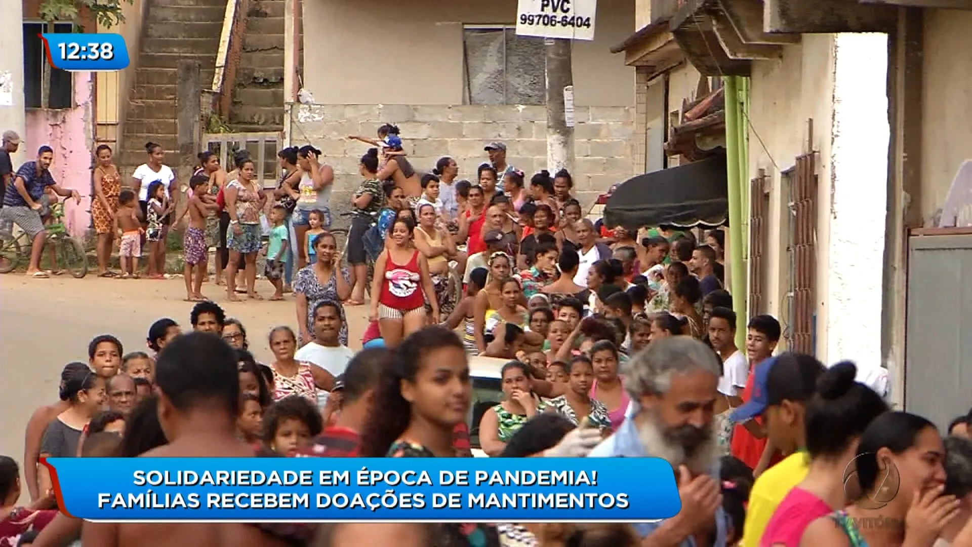 Famílias carentes recebem doações de mantimentos