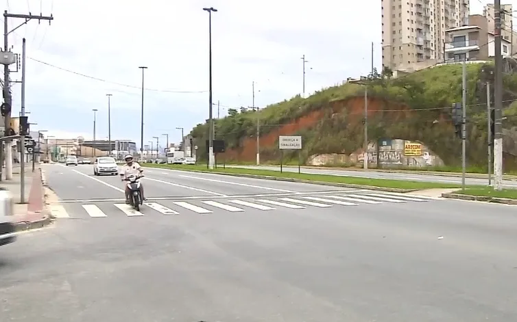 Ciclista morre após ser atropelado por micro-ônibus em avenida de Vila Velha