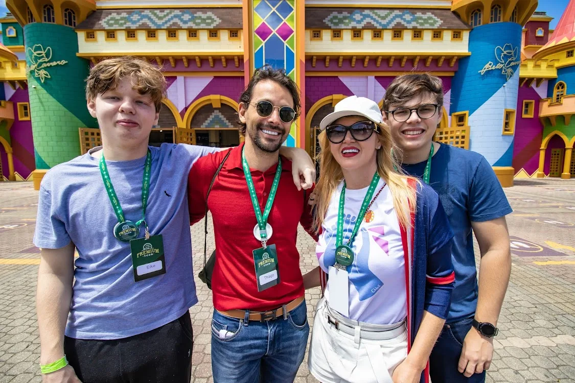 Val Marchiori, noivo e filhos posam em famoso parque de diversão