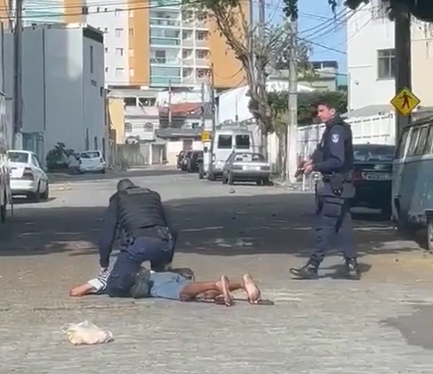 VÍDEO | Homem com passagem por homicídio no RJ é preso após assalto em Vila Velha