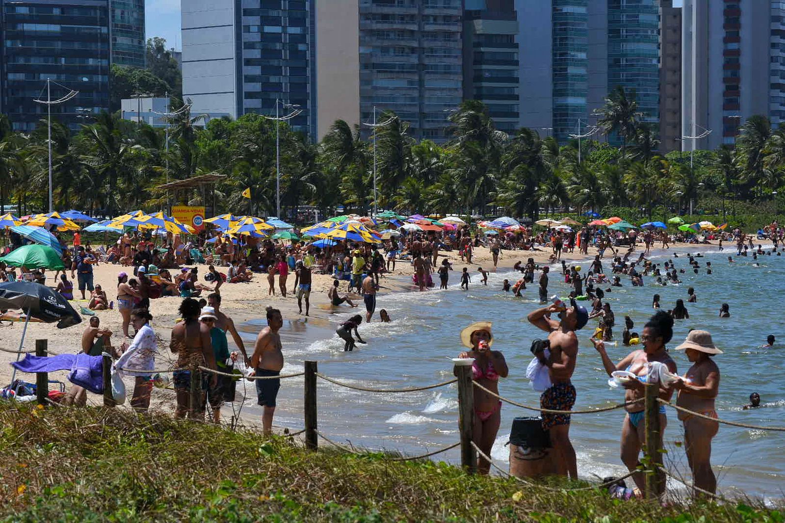 Saiba como está a estrutura das praias de Vila Velha, Serra e Vitória para o verão