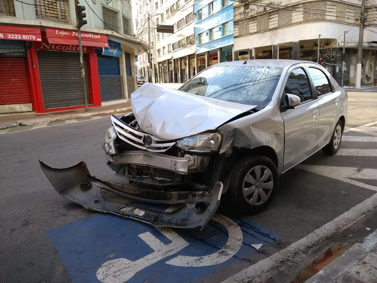 Motorista avança sinal vermelho e causa acidente no Centro de Vitória