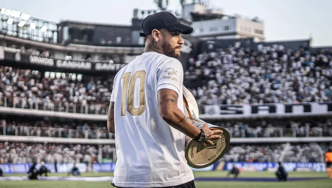 Neymar comemora vitória do Santos e rouba a cena em entrevista