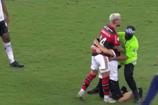 VÍDEO | Torcedor do Flamengo 'dribla' seguranças e invade campo para abraçar Arrascaeta