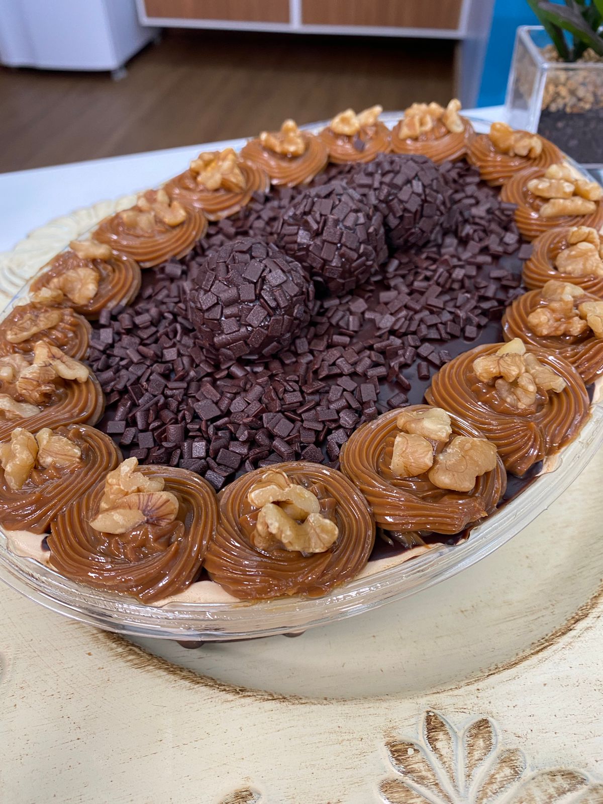 Irresistível! Bolo mousse de doce de leite com nozes e ganache na travessa