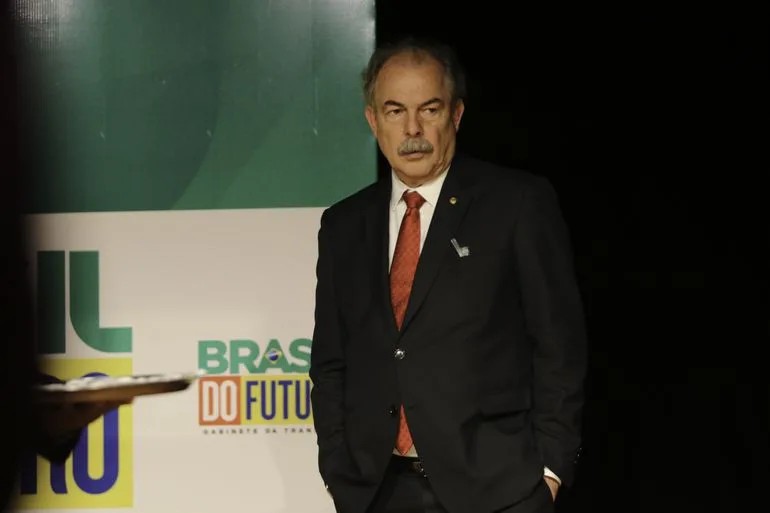 O coordenador da Transição, Aluizio Mercadante, durante coletiva no CCBB