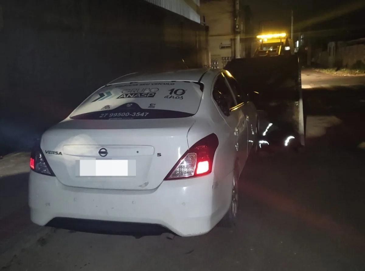 Motorista é rendido por passageiro com metralhadora e tem carro roubado em Vila Velha