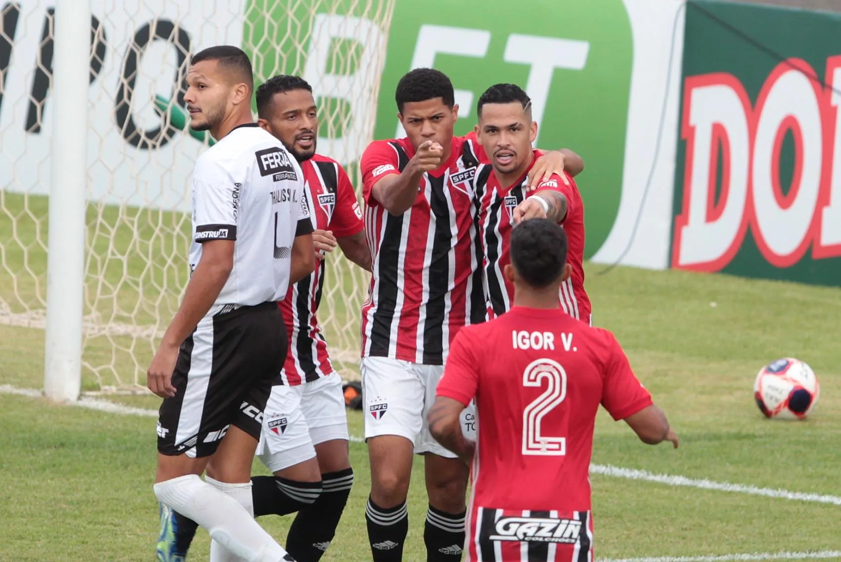 Com boa atuação e brilho de Rojas, São Paulo fatura 1ª vitória com Crespo