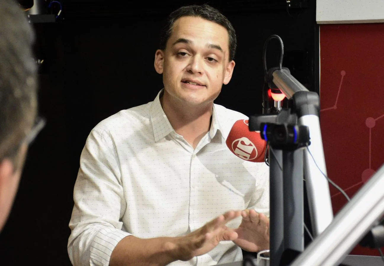 Lorenzo Pazolini durante sabatina da Rede Vitória. Foto: Thiago Soares/Folha Vitória