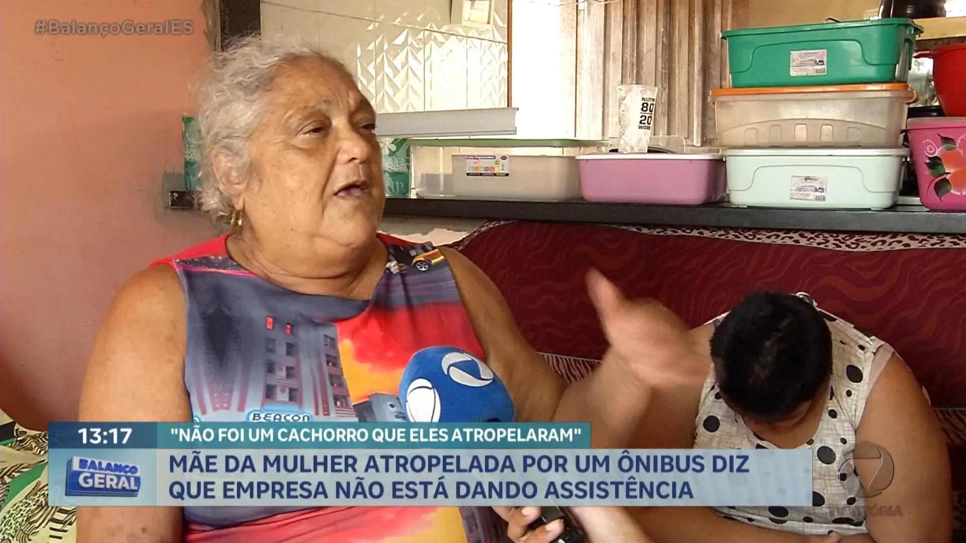 Mãe da mulher atropelada por ônibus diz que empresa não está dando assistência