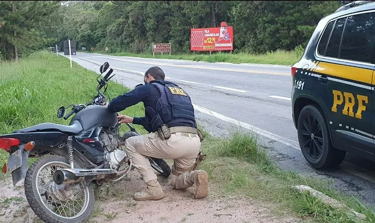 PRF recupera motocicleta roubada na BR 262 em Domingos Martins